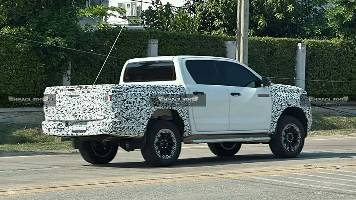 Flagra mostra traseira nova geração da Toyota Hilux