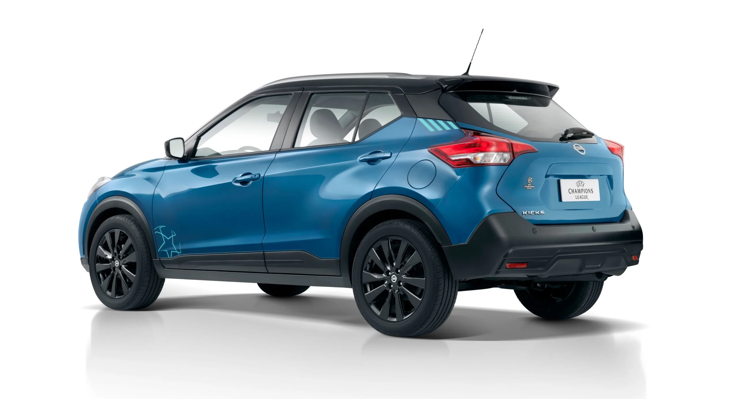 Nissan Kicks UEFA Champions League azul parado de traseira