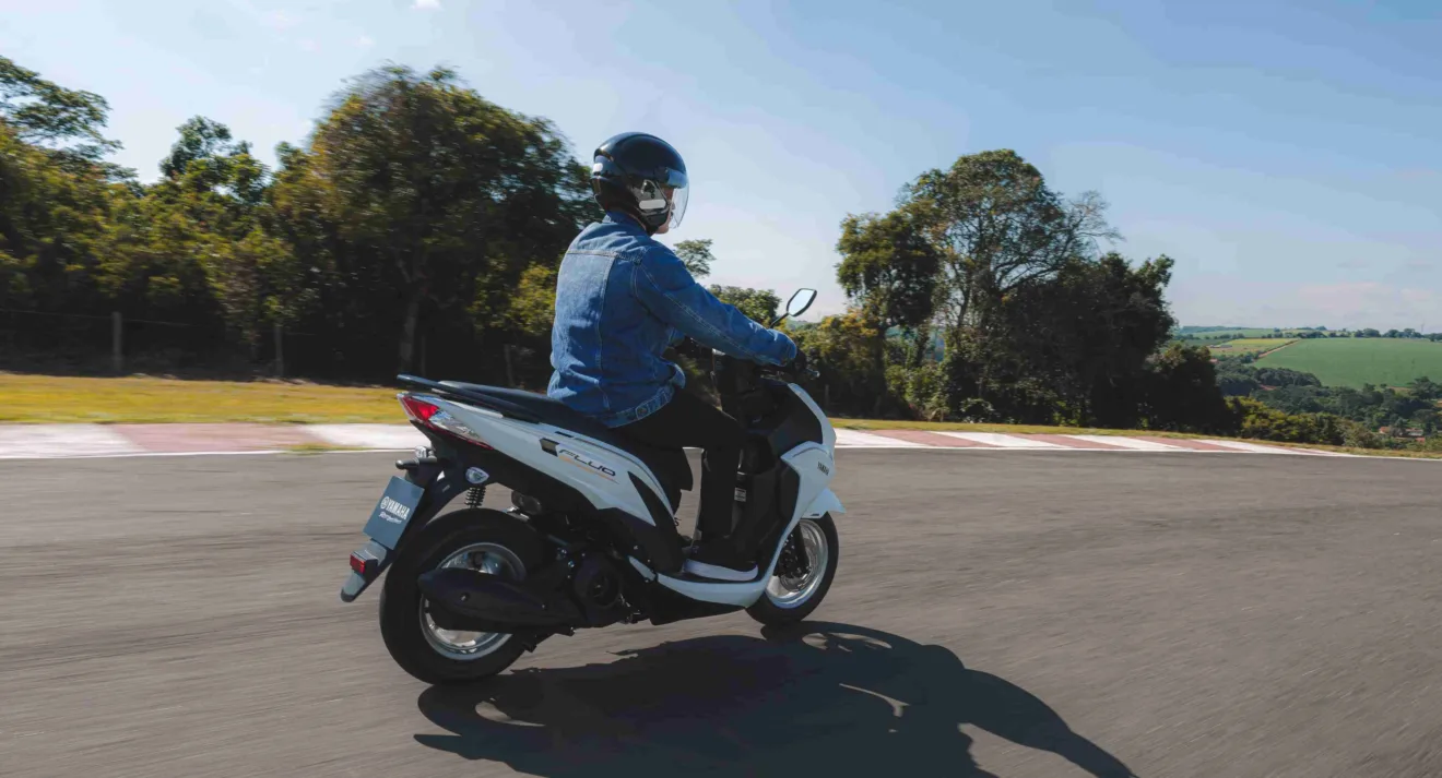 Yamaha Fluo 125 Hybrid de traseira andando na pista