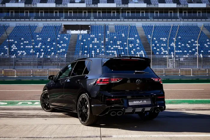 Imagem mostra o Volkswagen Golf R Manual de traseira