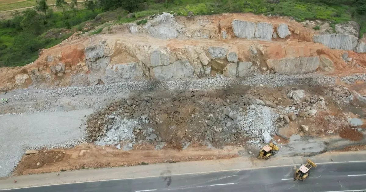 Detonação de rochas na BR-101, no Sul de Santa Catarina. Rochas demolidas e maquinário em ação