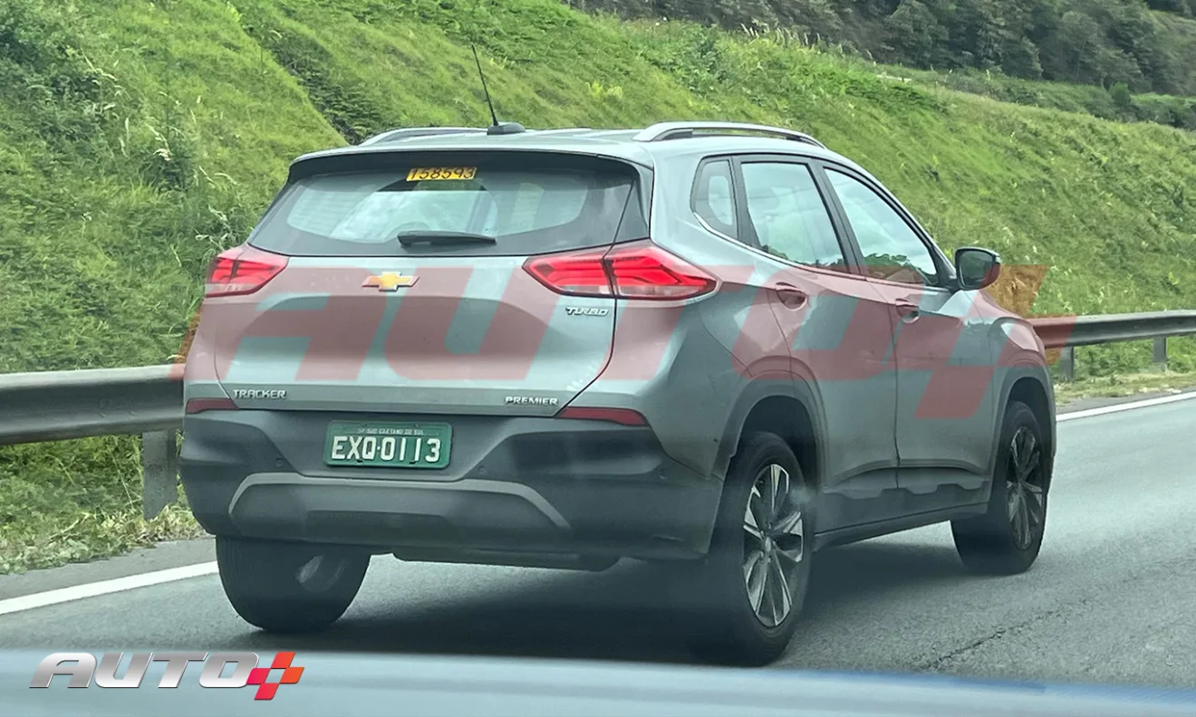 chevrolet tracker cinza de traseira na rodovia dos bandeirantes