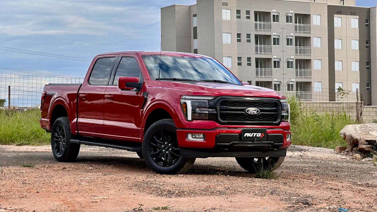 Ford F-150 Lariat Black vermelha de frente com prédios ao fundo