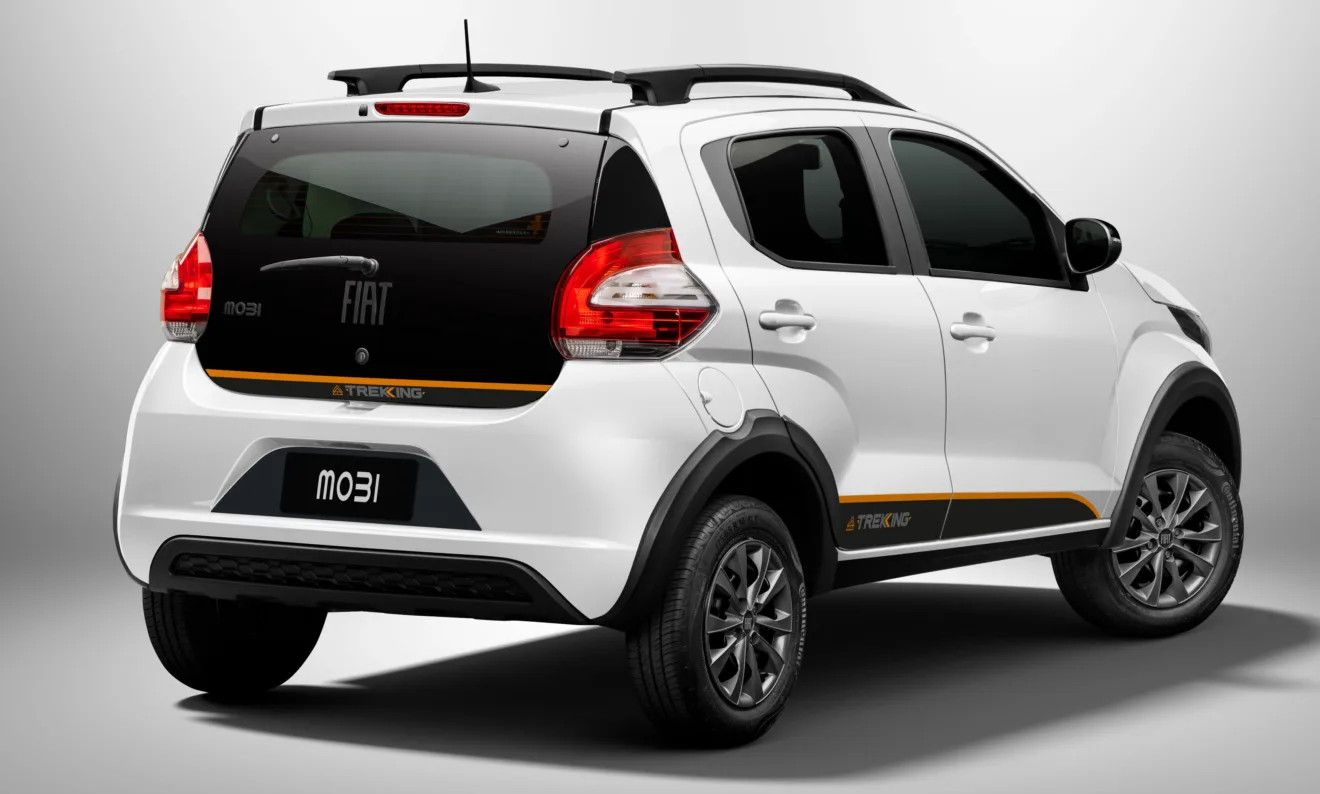 Fiat Mobi Trekking branco parado de traseira com fundo branco