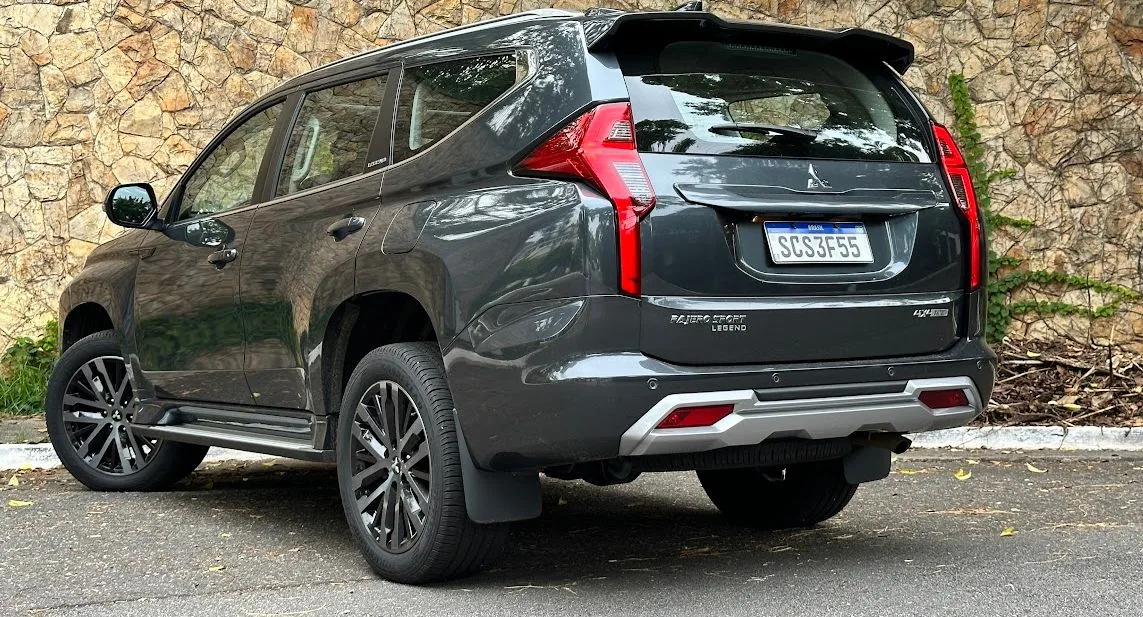 Mitsubishi Pajero Sport Legend parado de traseira com muro de pedra ao fundo é um carro com a traseria que divide opiniões