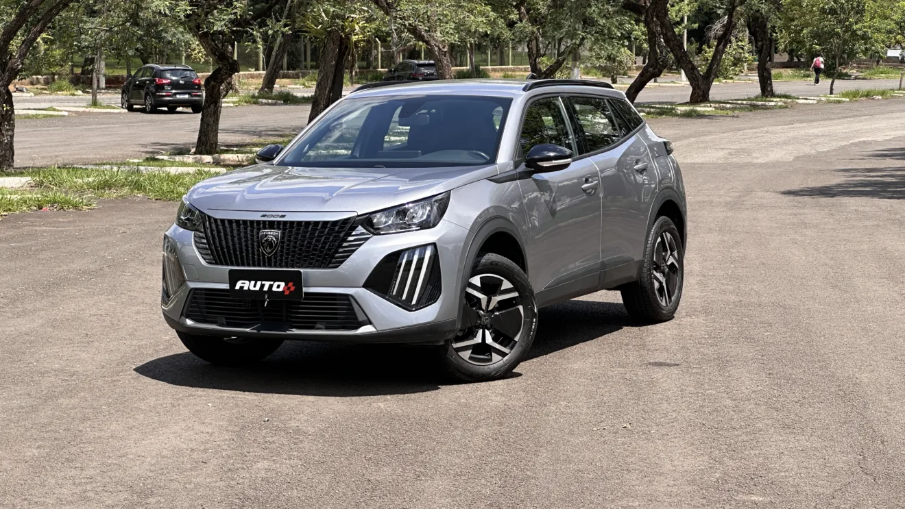 Peugeot 2008 Active prata de frente em um estacionamento ensolarado