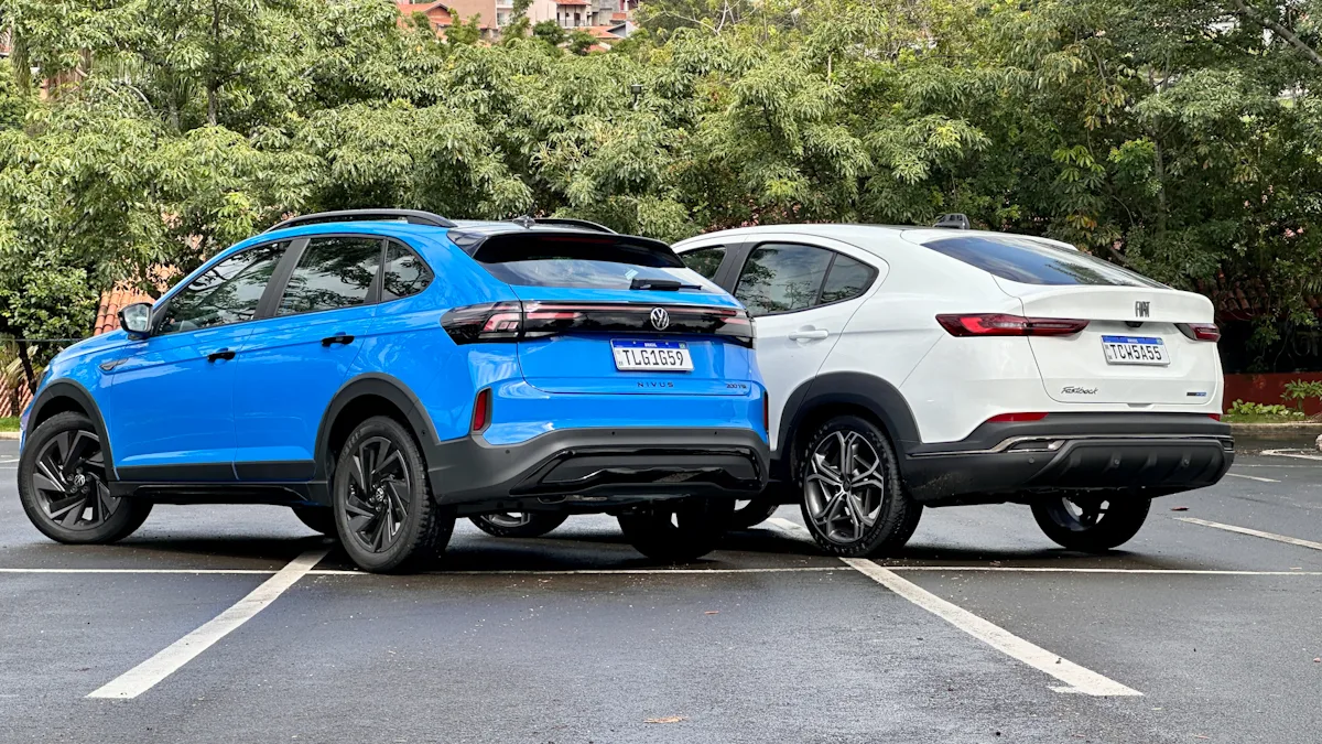 Fiat Fastback Hybrid branco e Volkswagen Nivus Outfit azul de traseira em um estacionamento