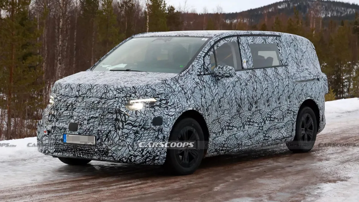 Mercedes-Benz Classe V com camuflagem de frente em uma rua cheia de neve e lama