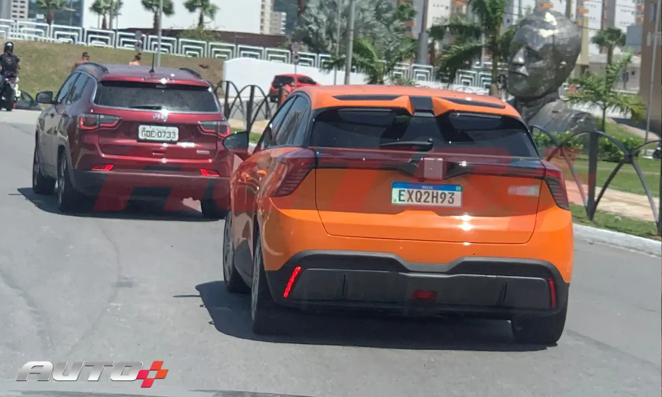 MG 4 laranja de traseira com um Jeep Compass vermelho à frente dele