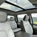Imagem mostra teto solar do carro - Uma das frescuras que amamos ter nos carros