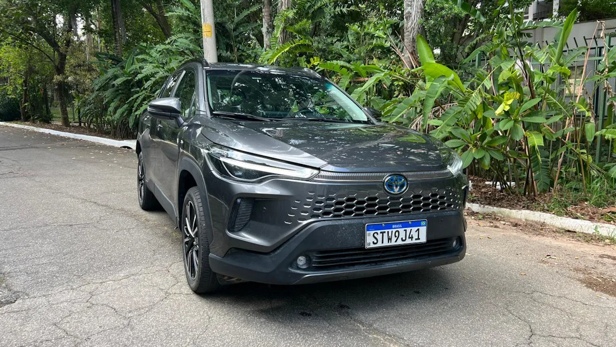 Imagem mostra frente 3x4 do Toyota Corolla Cross Hybrid XRX 1.8 AT - Um dos carros flex automáticos mais econômicos do Brasil