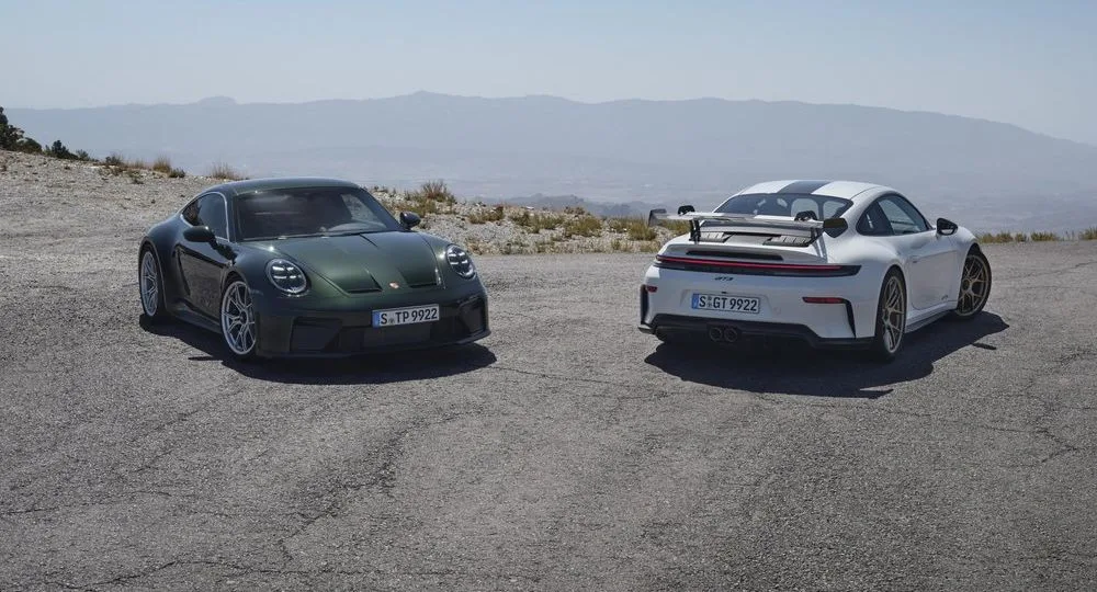 Novo Porsche 911 GT3 parado de frente com montanha ao fundo