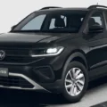 Volkswagen T-Cross Sem Nome 200 TSI preto, visto de frente, com faróis e DRL's acesos e fundo claro