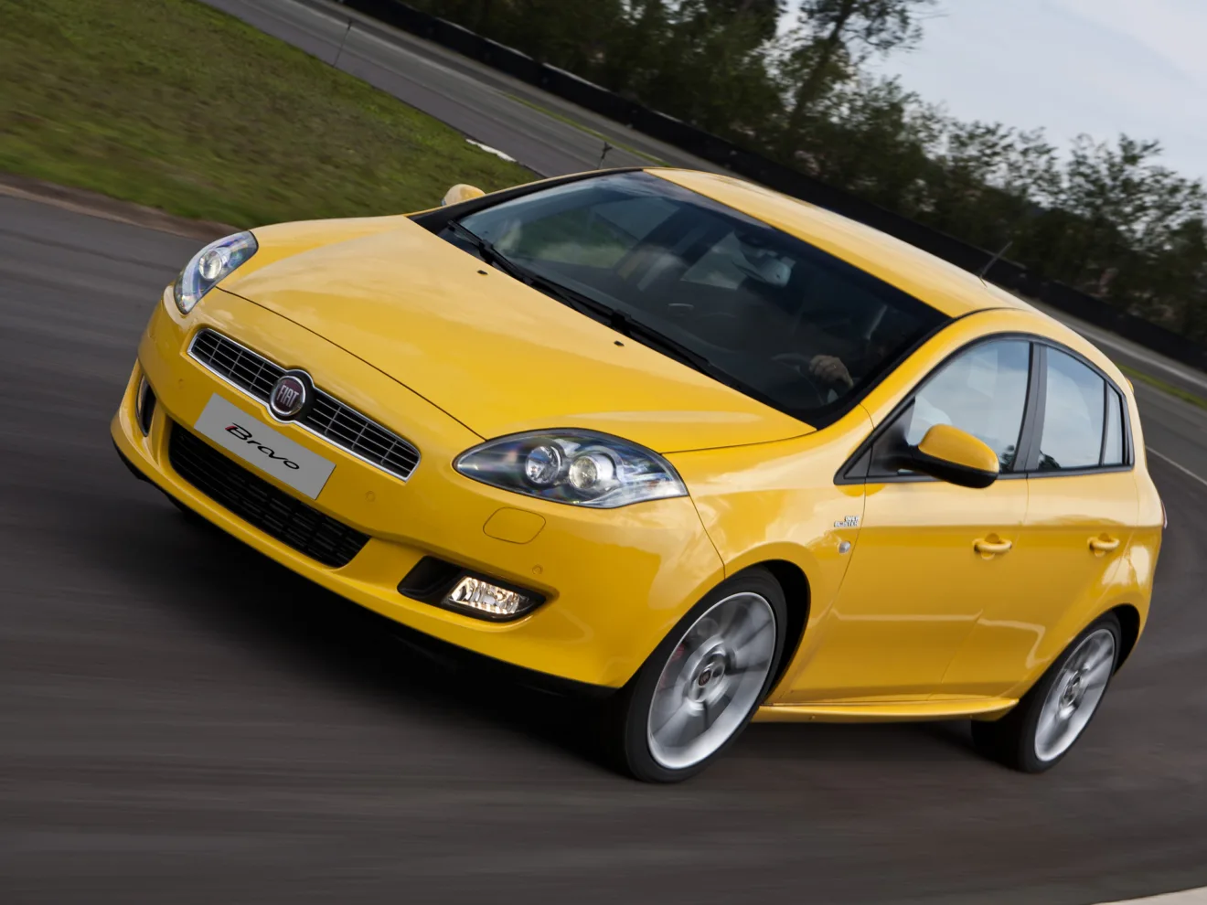 Fiat Bravo T-Jet amarelo com motor Fire andando na pista