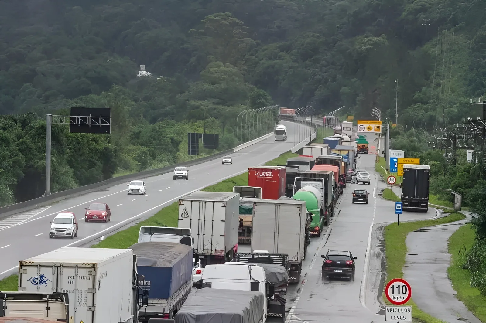 Carros e caminhões parados em congestionamento na BR-101