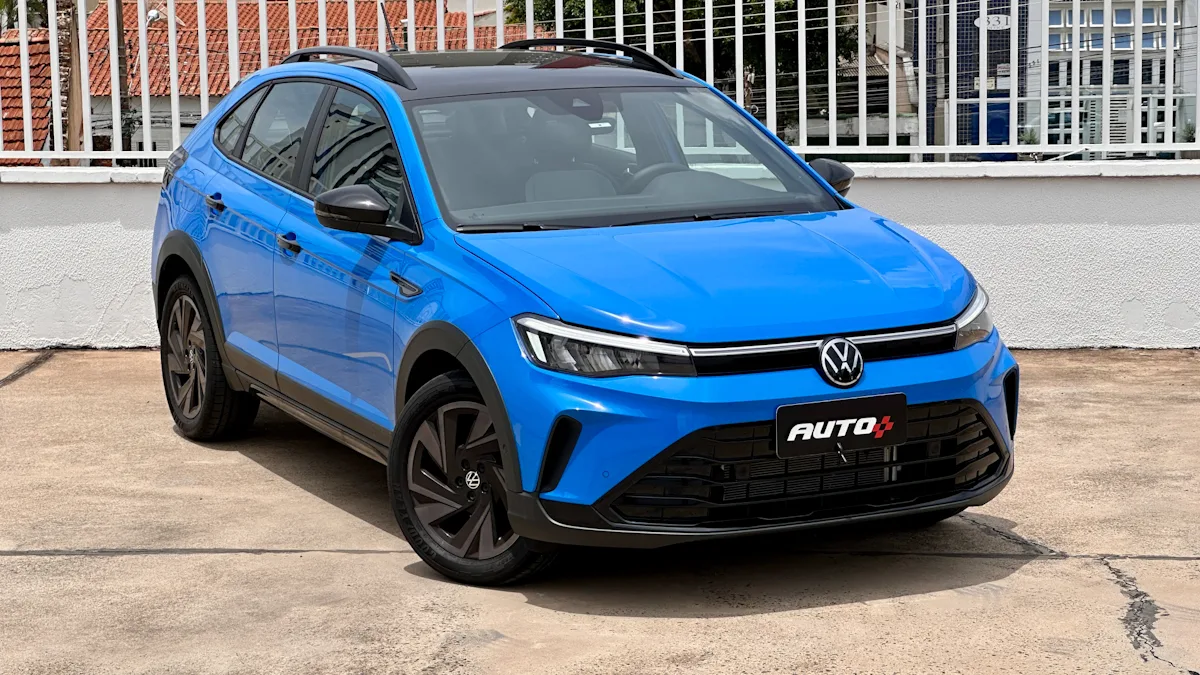 Volkswagen Nivus Highline Outfit azul turbo de frente com rodas pretas em um estacionamento com prédios ao fundo