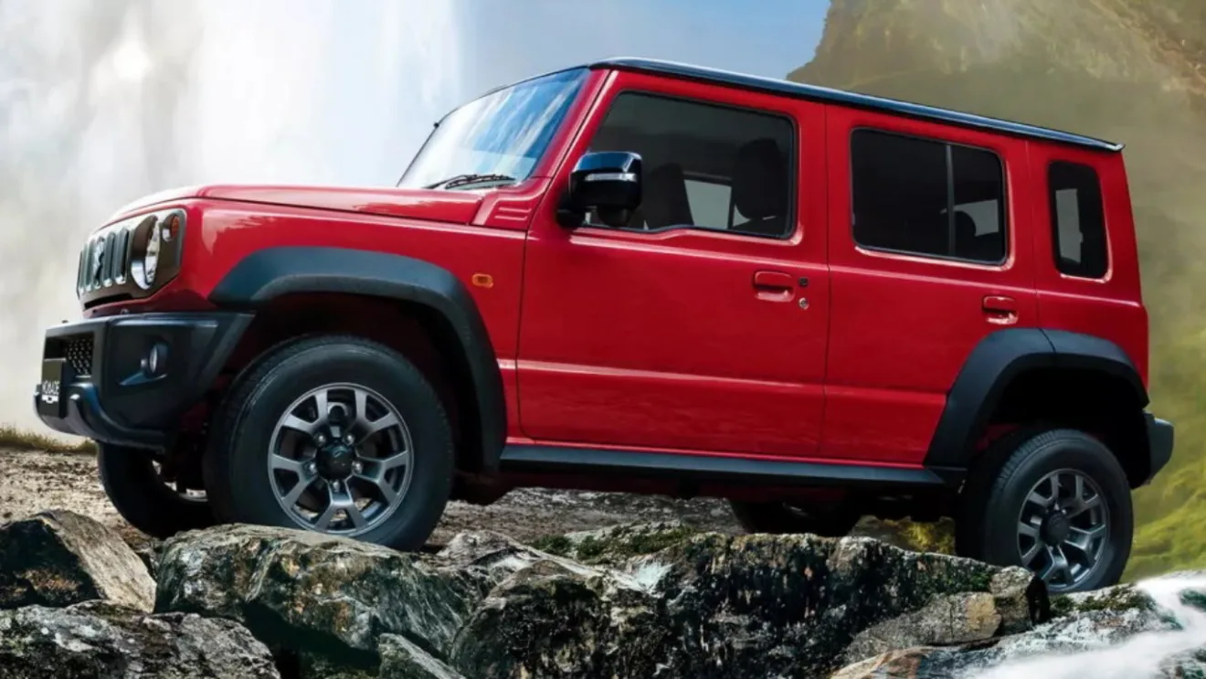 Suzuki Jimny Nomade vermelho, visto de lado e em cima de pedras