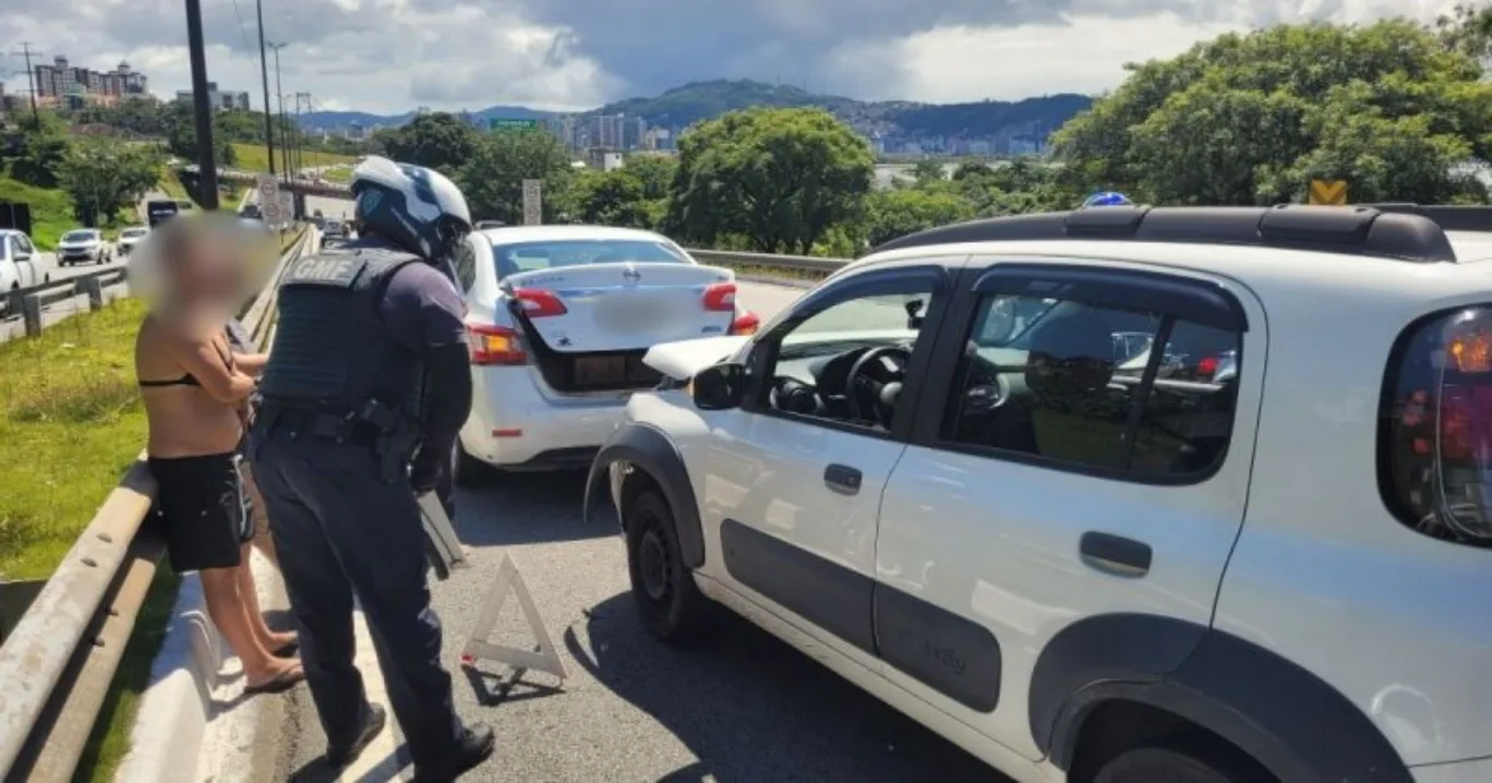 Acidente entre dois carros na BR-282, envolvendo um Fiat Uno e um Nissan Sentra