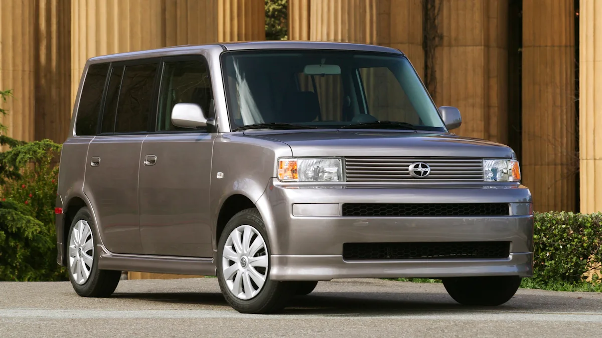 Scion xB de primeira geração prata de frente com fundo de madeira