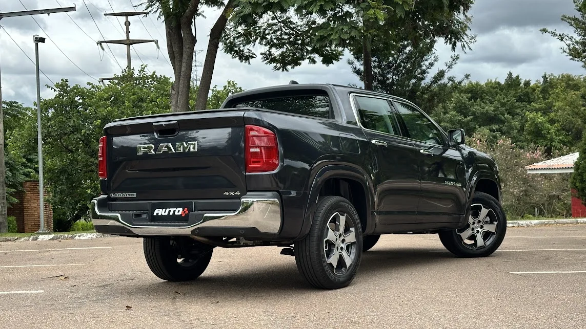 Ram Rampage Laramie 2.2 cinza parada de traseira