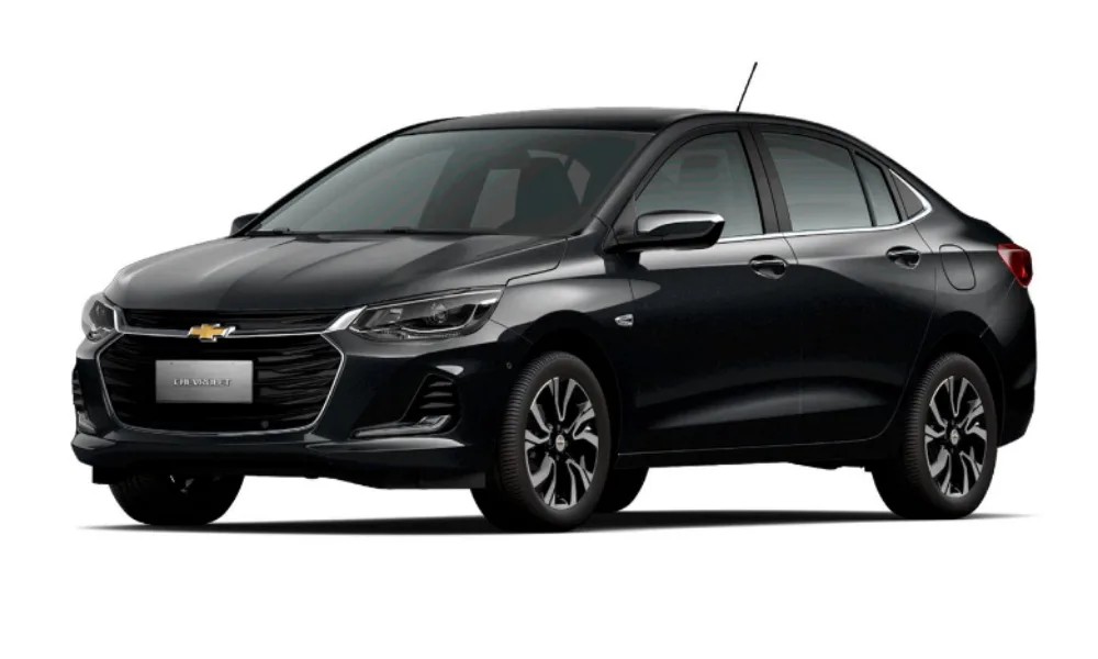 Chevrolet Onix Plus Premier preto, visto de frente com fundo branco