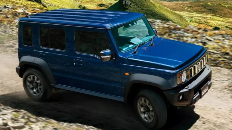 Suzuki Jimny Nomade azul, visto de lado e andando em estrada de terra