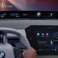 Novo painel de instrumentos da BMW ligado junto com central multimídia