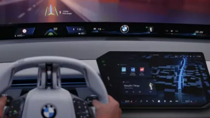 Novo painel de instrumentos da BMW ligado junto com central multimídia