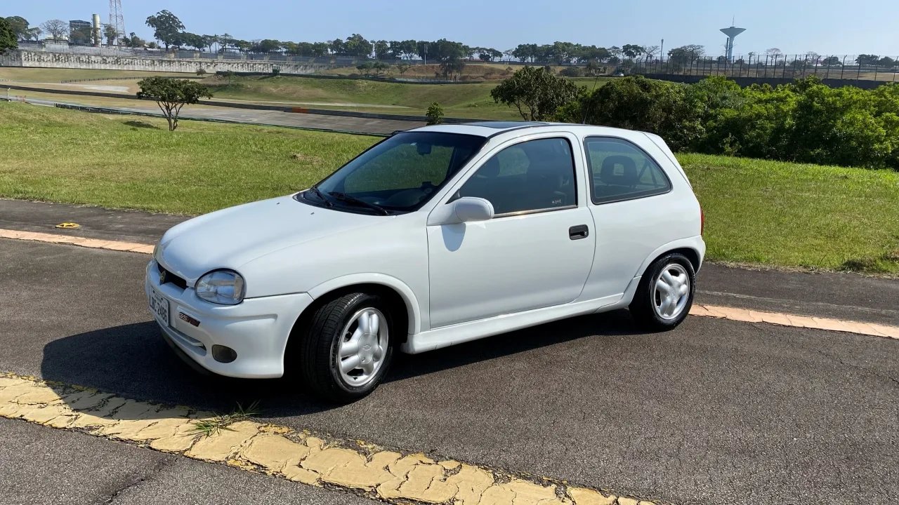 Chevrolet Corsa GSi branco, visto de lado e com pista ao fundo