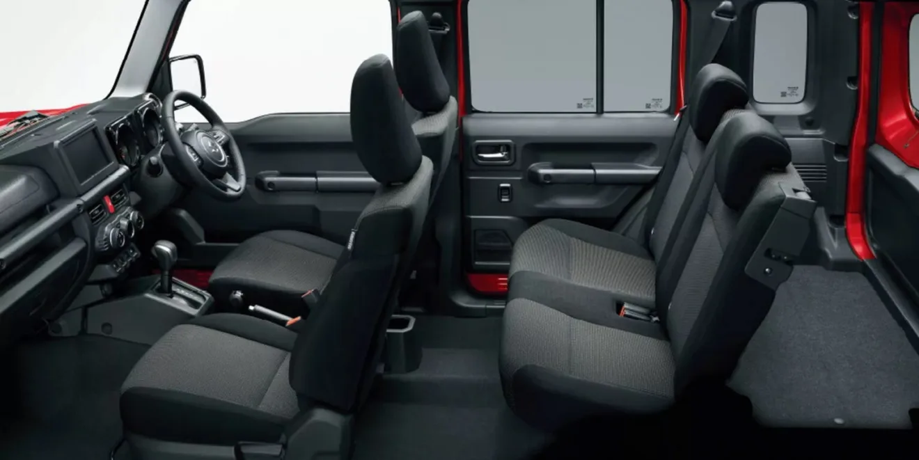 Interior do Suzuki Jimny Nomade, com janela da frente aberta e fundo claro