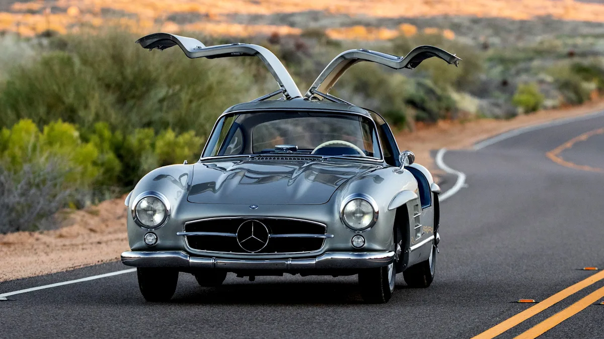 Mercedes-Benz 300 SL asa de gaivota com as portas abertas em uma estrada