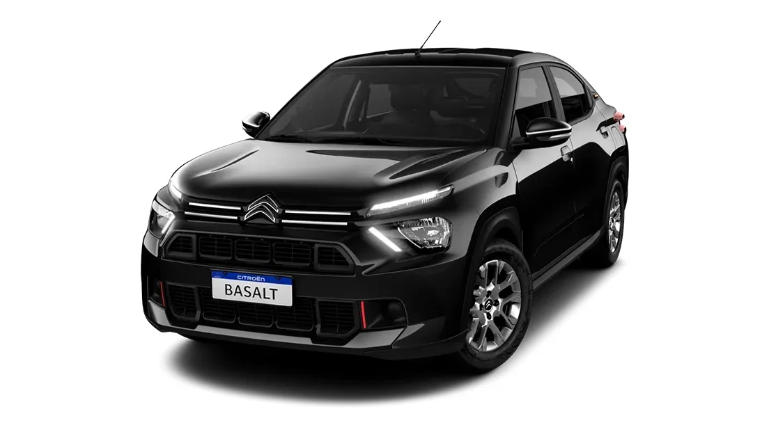 Citroën Basalt Feel turbo preto, visto de frente, com DRL's acesos e fundo branco - compensa mais abastecer com etanol ou gasolina?