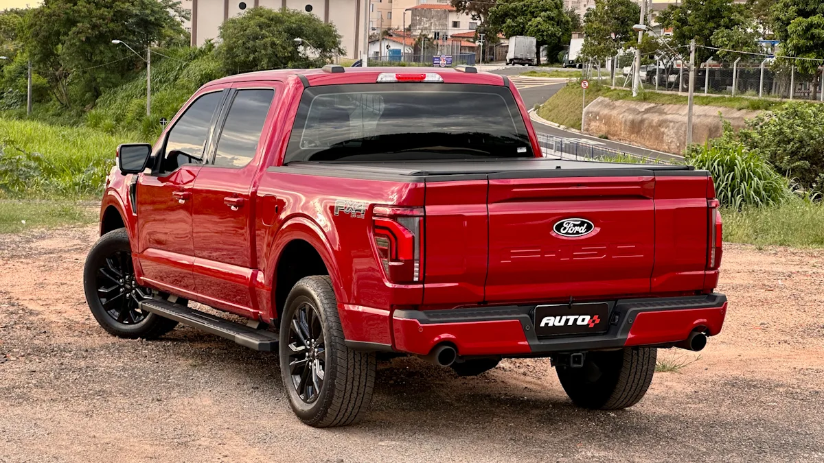 Ford F-150 Lariat Black vermelha de traseira