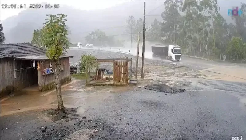 Acidente na SC-350 com chuva e caminhão na imagem