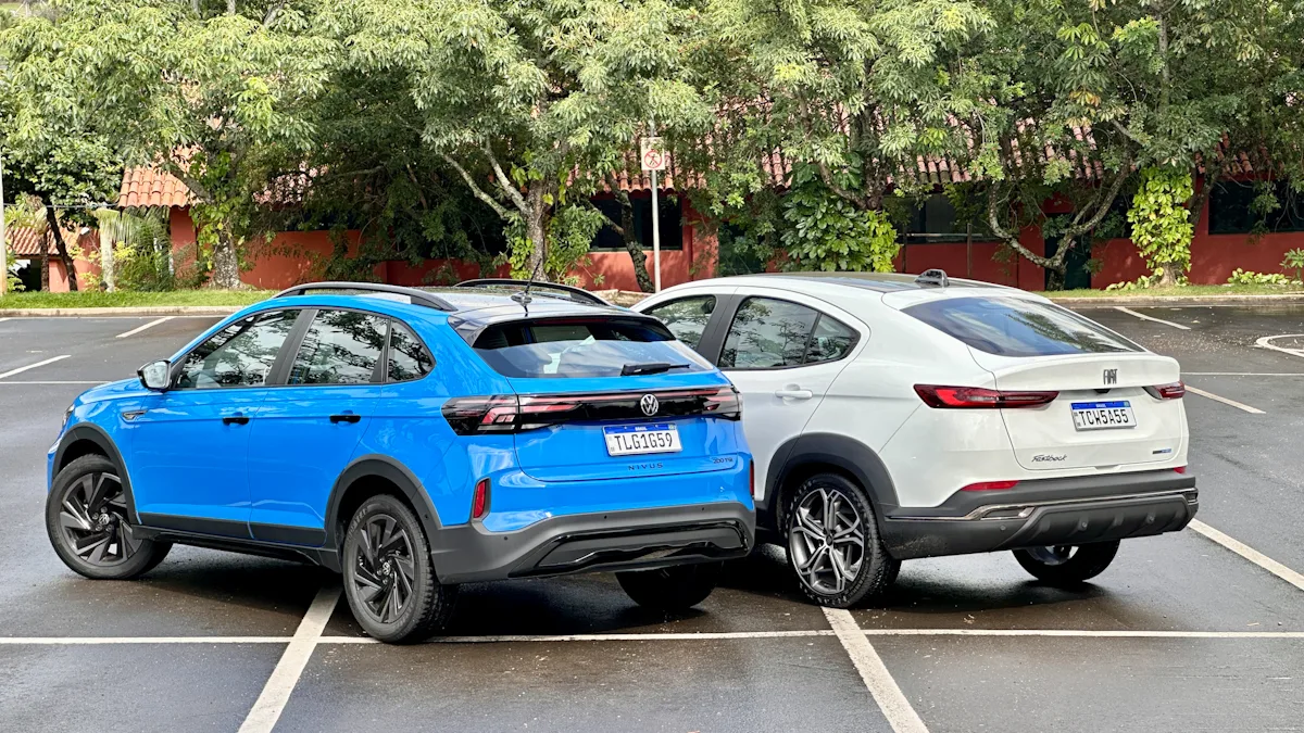 Fiat Fastback Hybrid branco e Volkswagen Nivus Outfit azul de traseira em um estacionamento - Piso de garagem barulho irritante