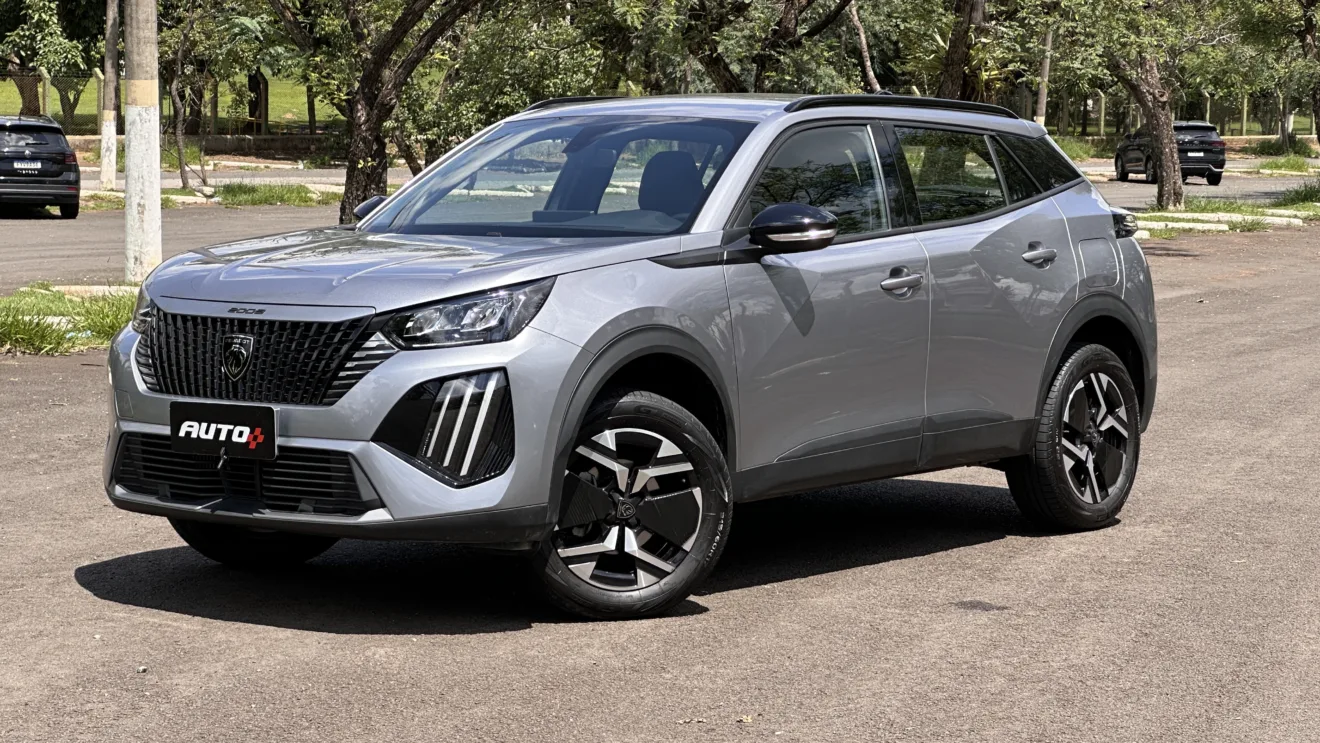 Peugeot 2008 Active prata de frente em um estacionamento ensolarado