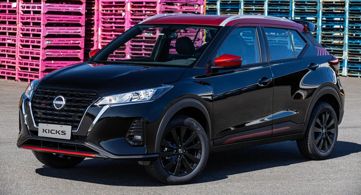 Nissan Kicks Xplay preto com detalhes em vermelho parado de frente