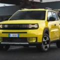 Fiat Grande Panda / novo Fiat Uno amarelo de frente com um porto ao fundo