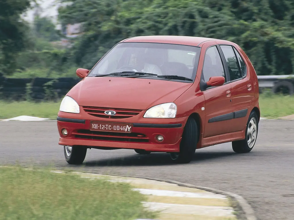 Tata Indica vermelho derrapando na curva era um carro equipado com motor Fire