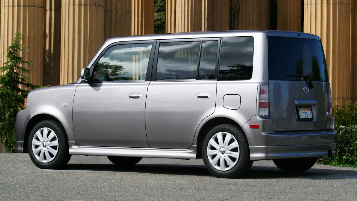 Scion xB de primeira geração prata de traseira com fundo de madeira