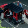 Pessoas desembarcando do Suzuki Jimny Nomade vermelho com teto preto - Bater a porta do carro com força estraga as peças?