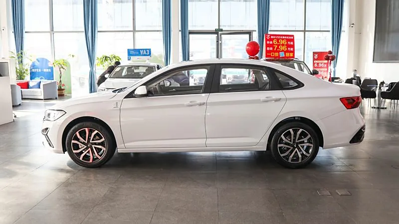 Jetta VA7 branco de lado em uma concessionária