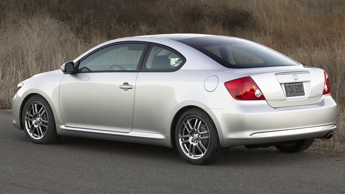 Scion tC prata de traseira