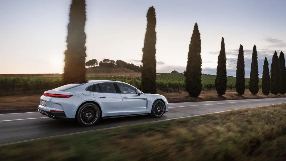 Porsche Panamera de traseira com árvores ao fundo