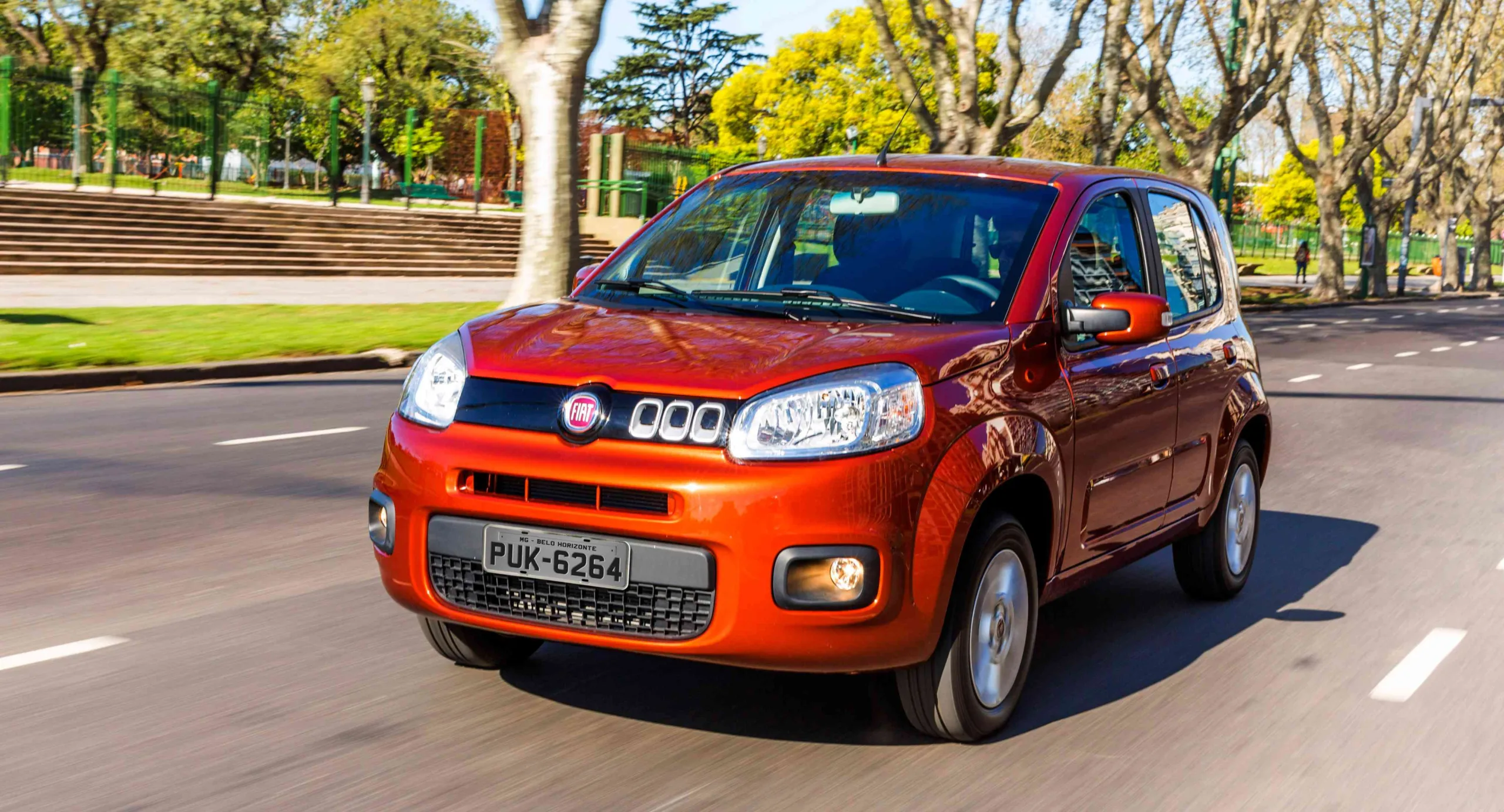 Fiat Uno Evolution com Start-Stop laranja em movimento