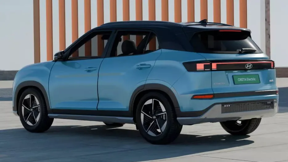 Hyundai Creta elétrico azul, com lanternas acesas, visto de trás e fundo com madeira