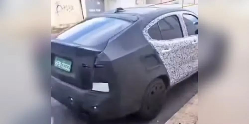 Fiat Fastback com teto solar parado de traseira na rua