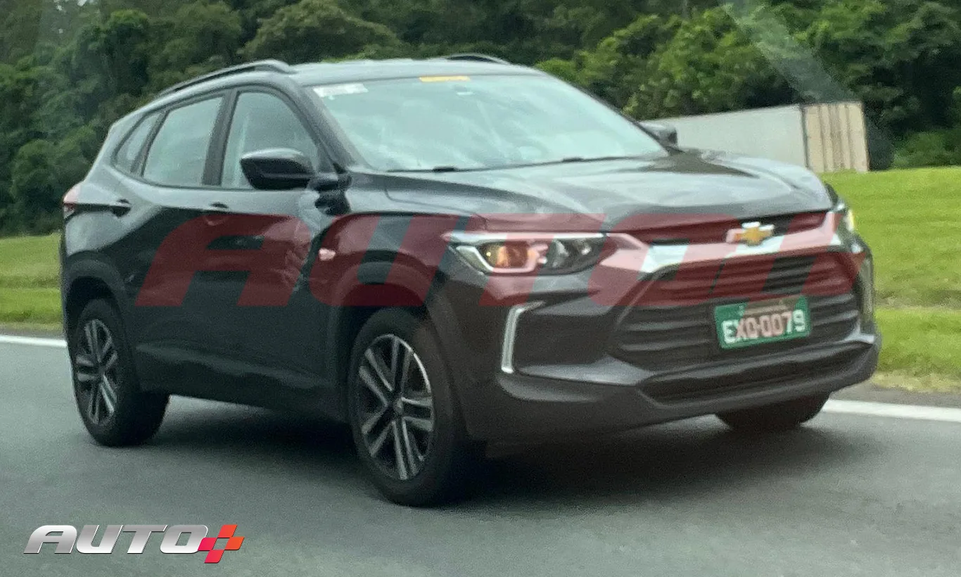 Chevrolet Tracker híbrido preto de frente com faróis acesos na rodovia dos bandeirantes