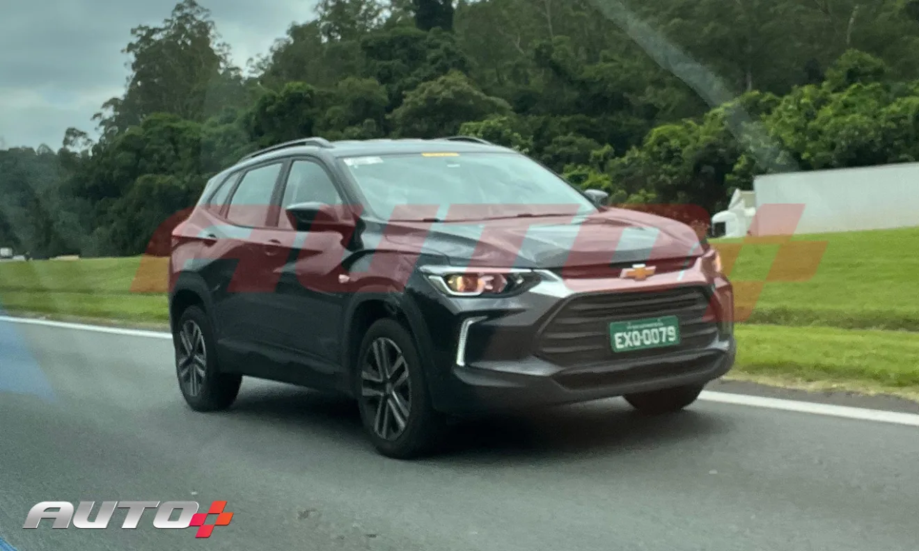 Chevrolet Tracker híbrido preto de frente com faróis acesos na rodovia dos bandeirantes