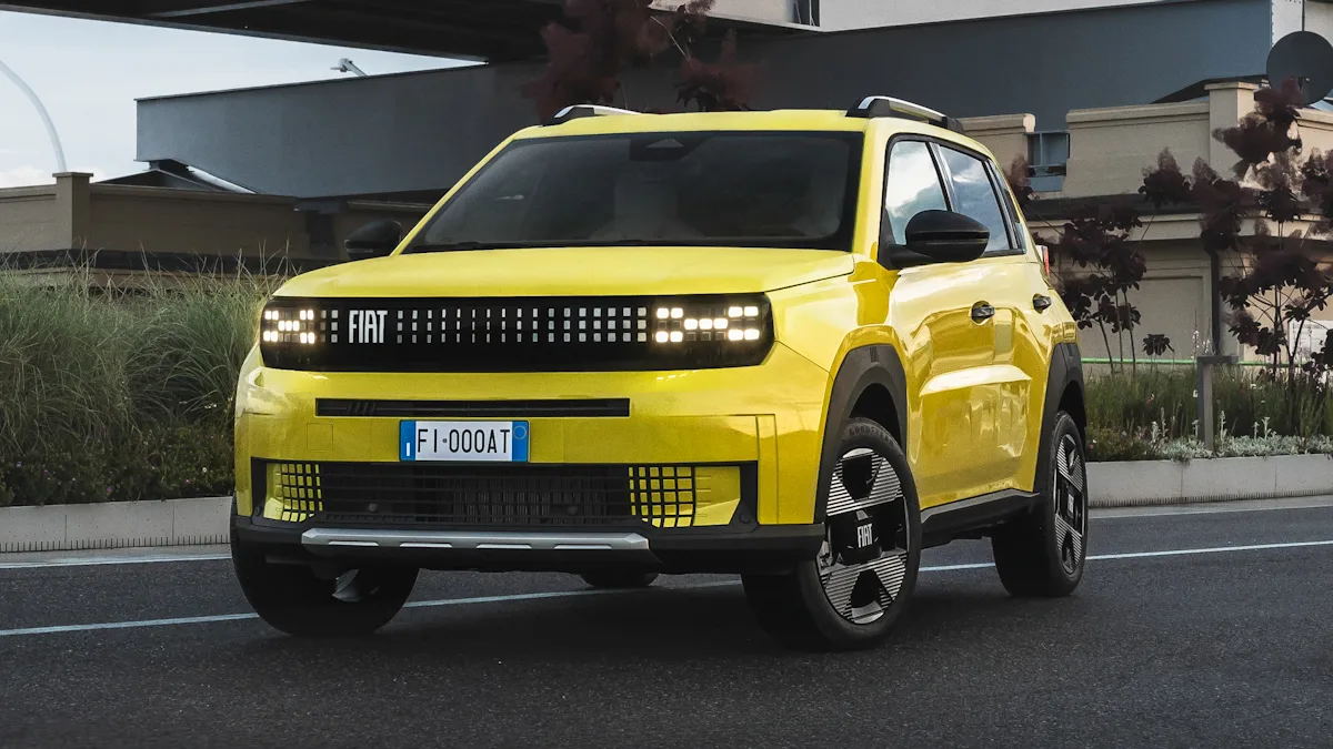 Fiat Grande Panda / novo Fiat Uno amarelo de frente com um porto ao fundo